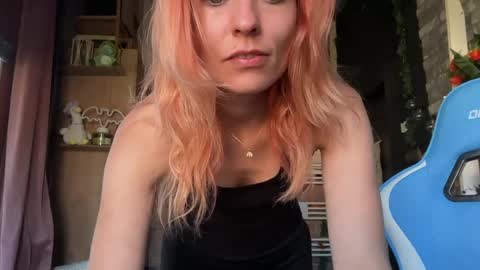 Snapshot of karoline121 chatting on May 6, 7:35 am karoline121 online show from May 6, 7:35 am