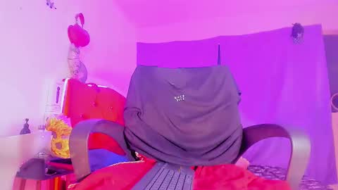 Snapshot of karoll_scoott chatting on December 19, 11:28 am karol online show from December 19, 11:28 am