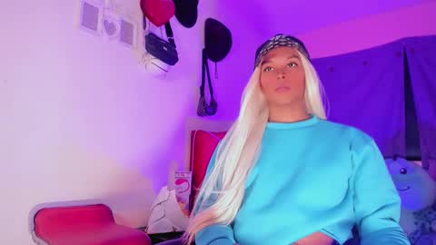 Snapshot of karoll_scoott chatting on January 13, 12:05 am karol online show from January 13, 12:05 am