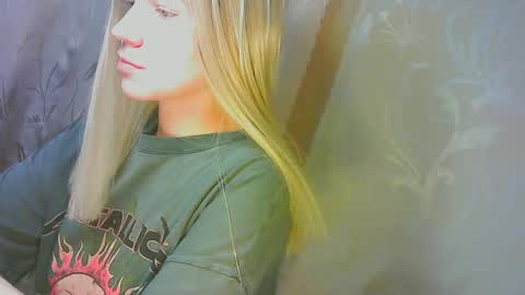 Snapshot of karolynafox chatting on September 11, 10:15 am Caroline Fox online show from September 11, 10:15 am