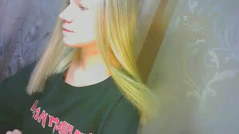 Snapshot of karolynafox chatting on September 18, 9:22 am Caroline Fox online show from September 18, 9:22 am