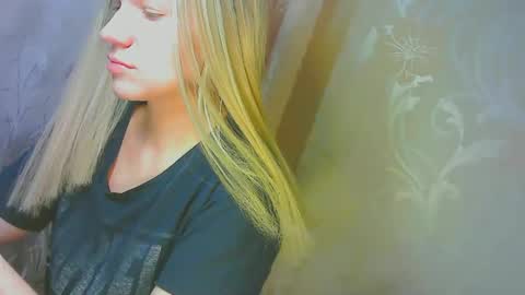 Snapshot of karolynafox chatting on September 19, 8:49 am Caroline Fox online show from September 19, 8:49 am