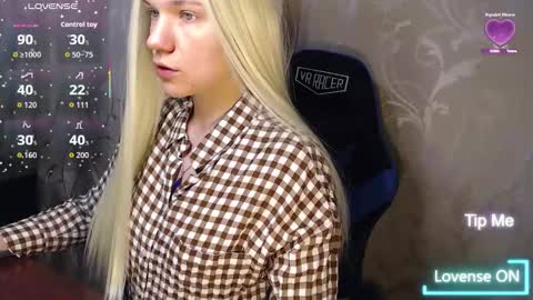 Snapshot of karolynafox chatting on February 19, 9:05 am Caroline Fox online show from February 19, 9:05 am