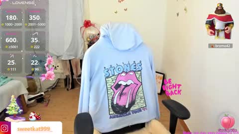 Snapshot of kat_ly_chan chatting on December 28, 7:54 pm Kat       online show from December 28, 7:54 pm