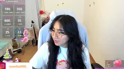 Snapshot of kat_ly_chan chatting on December 31, 4:14 pm Kat       online show from December 31, 4:14 pm