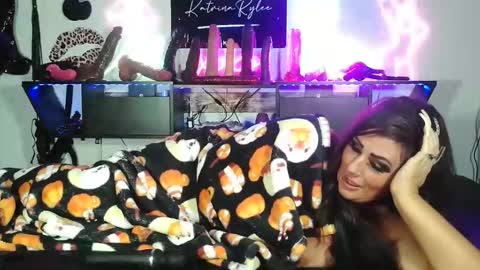 Sexywifekat23 online show from November 7, 4:01 am