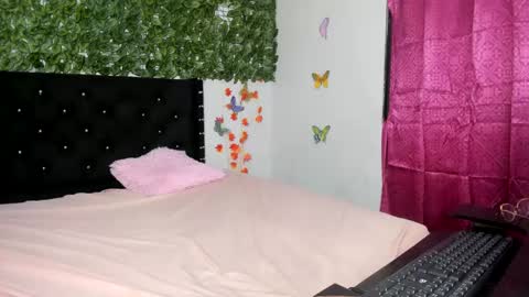 Snapshot of katalina_hot45 chatting on March 5, 10:21 pm katalina_hot45 online show from March 5, 10:21 pm