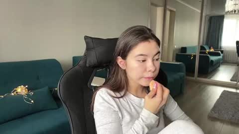 Snapshot of katheleenschraub chatting on June 5, 8:09 am Elle online show from June 5, 8:09 am