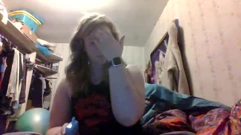 Snapshot of kaybug98 chatting on January 29, 1:27 am kaybug98 online show from January 29, 1:27 am