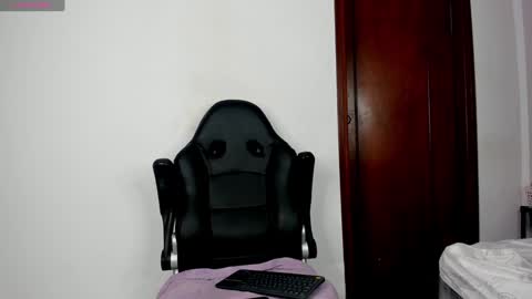 Snapshot of kayla_batista01 chatting on December 16, 1:54 pm KAYLA BATISTA online show from December 16, 1:54 pm