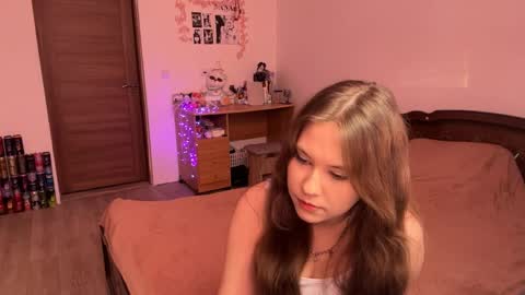 Nyelle online show from May 12, 3:53 pm