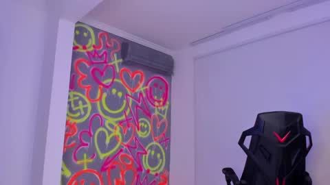 Snapshot of kayle______ chatting on February 8, 8:32 pm INSTAjohedija online show from February 8, 8:32 pm