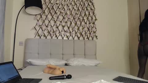 Kaylee online show from April 7, 9:43 am