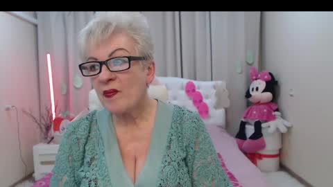 kaylesmoll online show from April 15, 6:59 pm