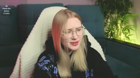 Snapshot of kebesheska chatting on April 10, 2:11 pm Seb Polly Roxy Jonny online show from April 10, 2:11 pm