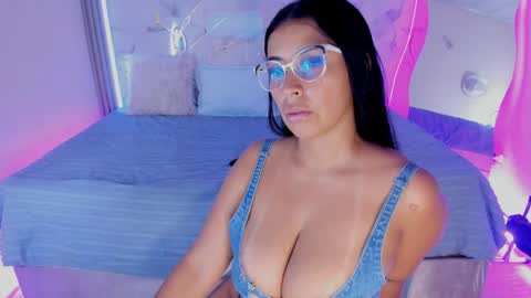 Keisy  online show from April 16, 5:25 pm