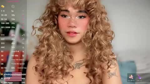 Kelly Smith online show from April 2, 8:01 am