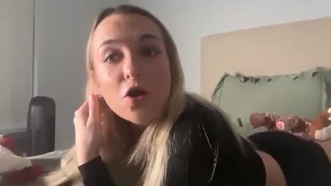 Snapshot of kelseyblu chatting on February 16, 11:34 pm Kelsey Blu online show from February 16, 11:34 pm