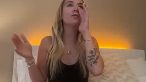 Snapshot of kelseyblu chatting on May 19, 12:05 am Kelsey Blu online show from May 19, 12:05 am