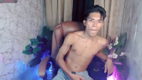 Snapshot of ken_minjun chatting on May 12, 12:35 pm ken_minjun online show from May 12, 12:35 pm