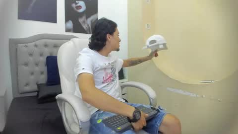 Snapshot of ken_valkov chatting on April 12, 7:19 pm Ken Valkov online show from April 12, 7:19 pm