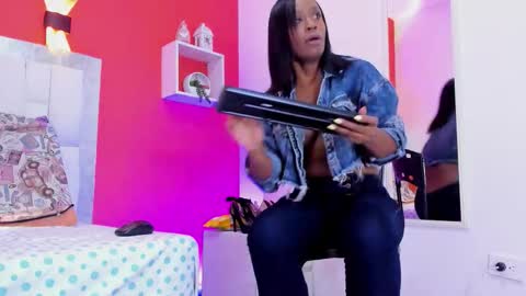 kendal_hot69_ online show from March 22, 11:35 am