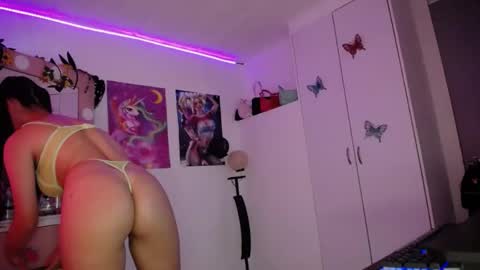 Snapshot of kendall_777 chatting on December 19, 10:21 pm kendall INSTAGRAM alice vargas04 online show from December 19, 10:21 pm