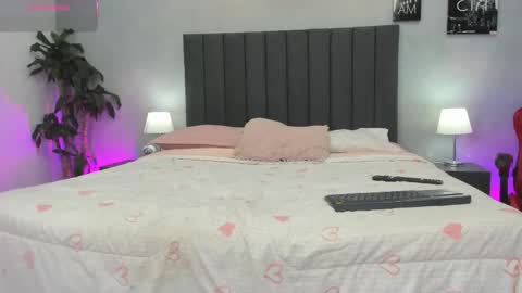 Kendra London online show from March 25, 11:27 am