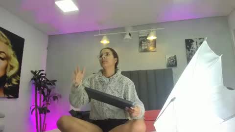 Snapshot of kendra_london chatting on June 15, 11:12 am Kendra London online show from June 15, 11:12 am