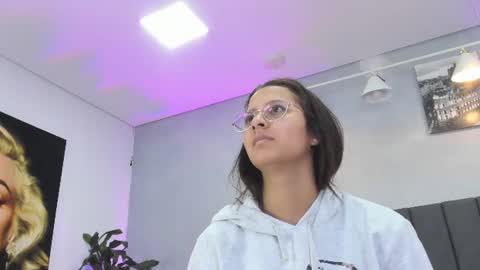 Snapshot of kendra_london chatting on June 16, 11:24 am Kendra London online show from June 16, 11:24 am