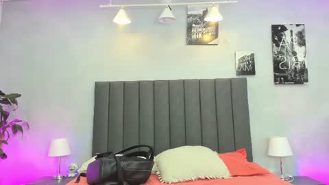 Snapshot of kendra_london chatting on June 17, 11:12 am Kendra London online show from June 17, 11:12 am
