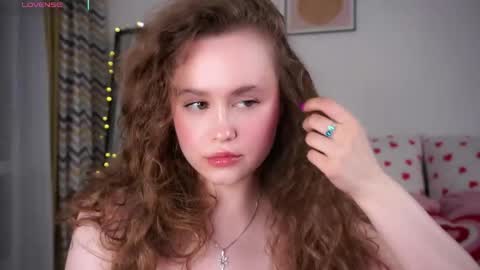 Snapshot of kendraedger chatting on May 3, 10:49 pm Kira online show from May 3, 10:49 pm