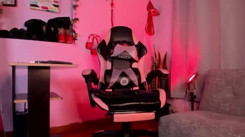 kenia_thompsom01 online show from March 24, 12:37 am