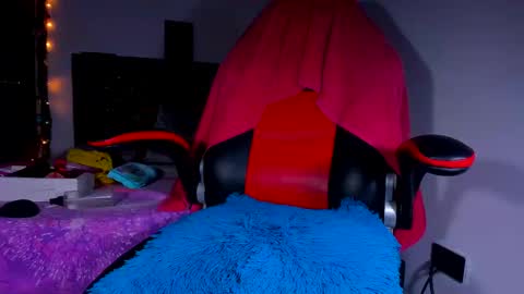 Snapshot of kerlysmith24 chatting on December 18, 8:47 pm Kerlysmith24 online show from December 18, 8:47 pm