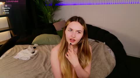 Snapshot of kerry_mell chatting on April 19, 6:10 pm kerry_mell online show from April 19, 6:10 pm