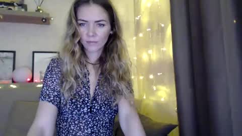 Snapshot of kessiecage chatting on December 18, 11:40 pm kessiecage online show from December 18, 11:40 pm