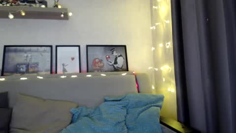 Snapshot of kessiecage chatting on December 22, 11:09 pm kessiecage online show from December 22, 11:09 pm