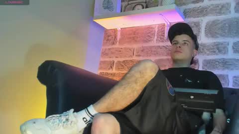 Snapshot of kevinn_blue chatting on October 29, 11:17 pm Sexy Hot Kevin online show from October 29, 11:17 pm