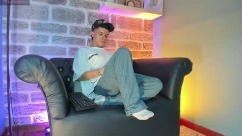 Snapshot of kevinn_blue chatting on October 30, 10:10 pm Sexy Hot Kevin online show from October 30, 10:10 pm