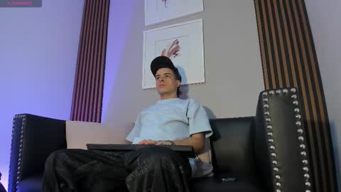 Snapshot of kevinn_blue chatting on November 11, 12:16 pm Sexy Hot Kevin online show from November 11, 12:16 pm