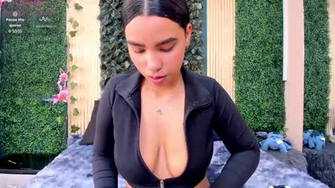 khateandersson online show from December 1, 8:14 pm