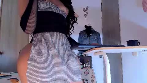 Snapshot of khloe_12 chatting on July 17, 10:47 pm Khloe online show from July 17, 10:47 pm