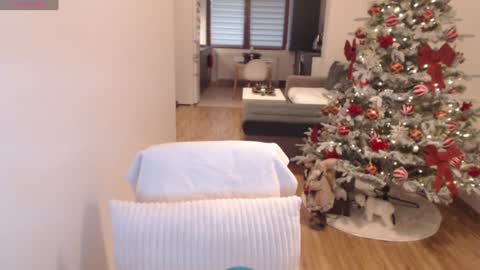 Snapshot of khloe_star chatting on December 6, 1:11 pm Khloe online show from December 6, 1:11 pm