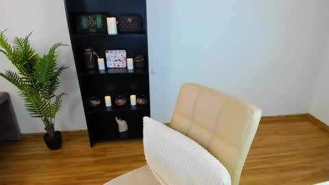 Khloe online show from March 17, 2:09 pm