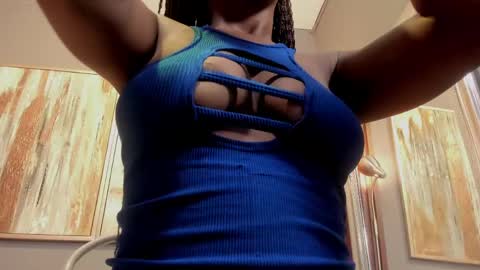 Snapshot of kiara_curls chatting on May 15, 11:17 am Kiara online show from May 15, 11:17 am