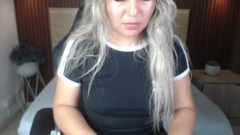 Snapshot of kiara_mirren chatting on October 4, 7:56 pm K I A R A online show from October 4, 7:56 pm