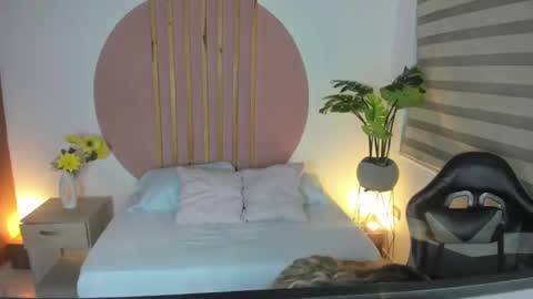 Snapshot of kiara_mirren chatting on October 10, 2:32 am K I A R A online show from October 10, 2:32 am