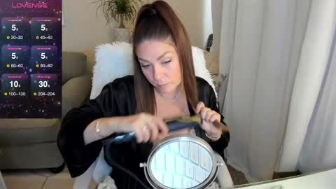 Snapshot of kierareines chatting on December 8, 8:04 pm Kiera Reines online show from December 8, 8:04 pm