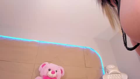 Snapshot of kiimcooper chatting on February 28, 10:09 am KIM COOPER online show from February 28, 10:09 am