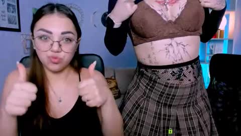 Snapshot of kiki_swan chatting on January 13, 7:02 am kiki_swan online show from January 13, 7:02 am